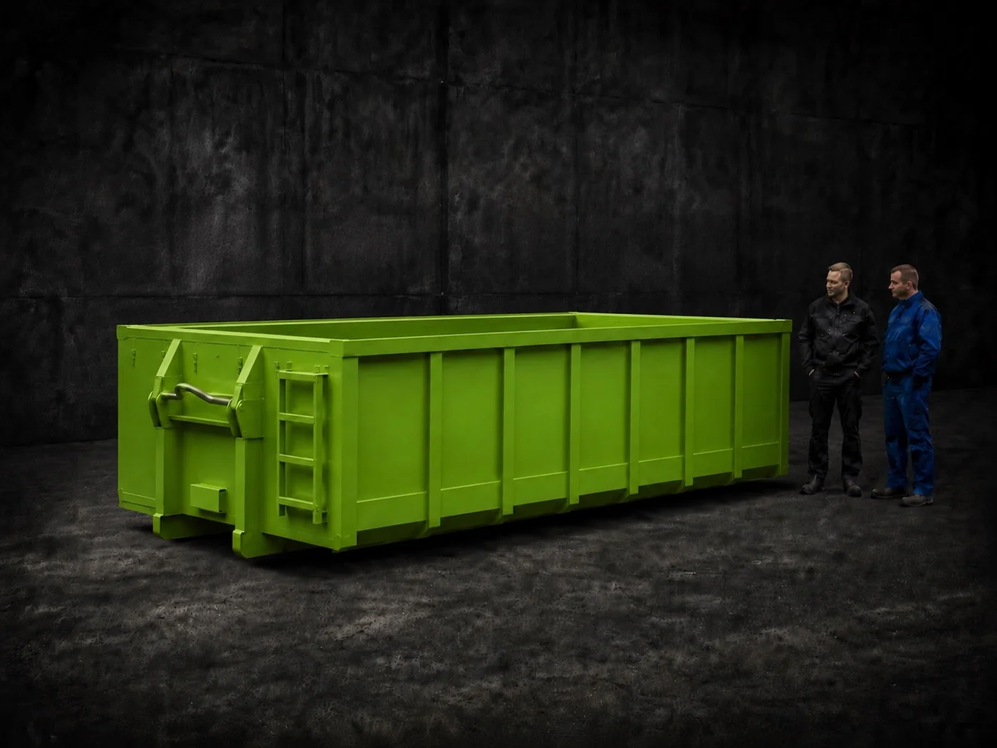 Containerdienst mit grünem Abrollcontainer für Schrott und Metall