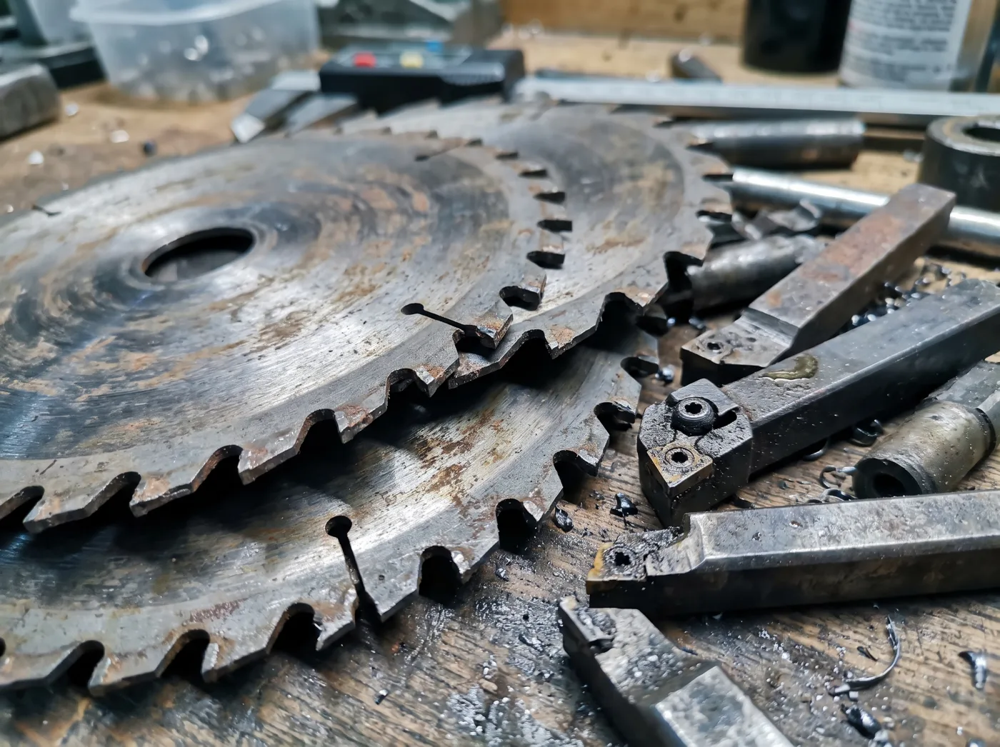 Gebrauchte Hartmetall-Werkzeuge und carbidbestückte Sägeblätter als Wolframcarbid-Schrott für den Ankauf