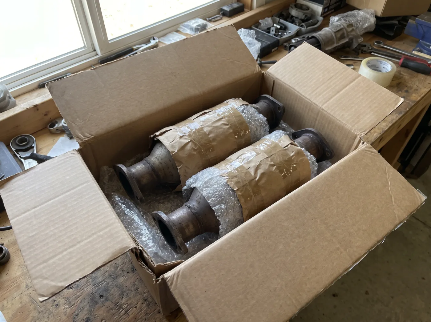 Sicher verpackte Katalysatoren im Versandkarton – Postversand aus Gera